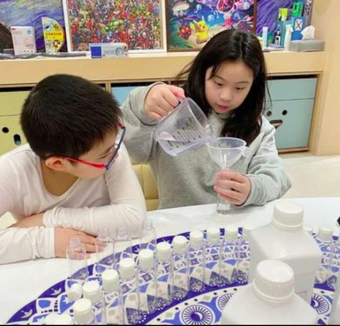 大女劉秀樺同樣在10歲時就已經創業搞「鬼口水」網店生意。