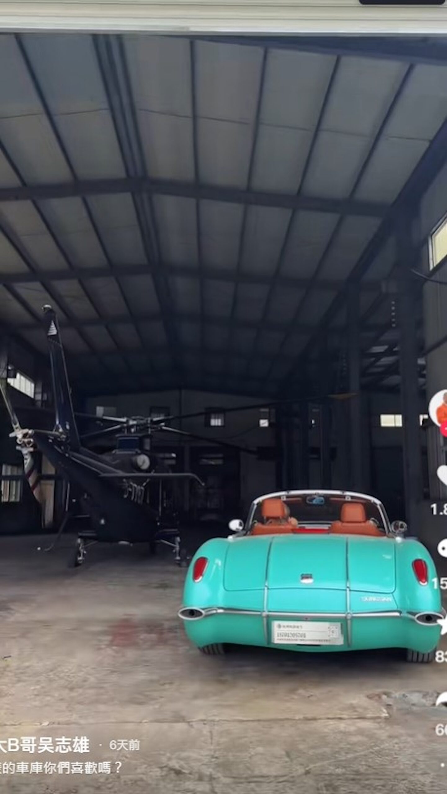 大佬B在山邊駕車徐徐駛進車庫。