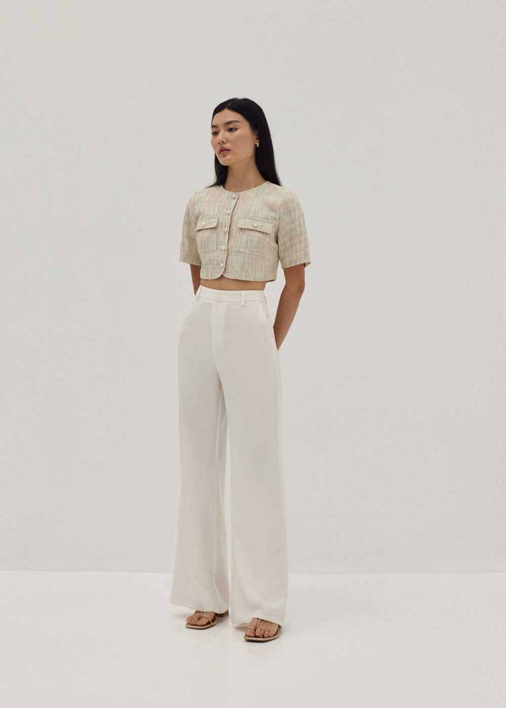 短身的設計亦十分適合配上闊腳長褲拉長身型比例！