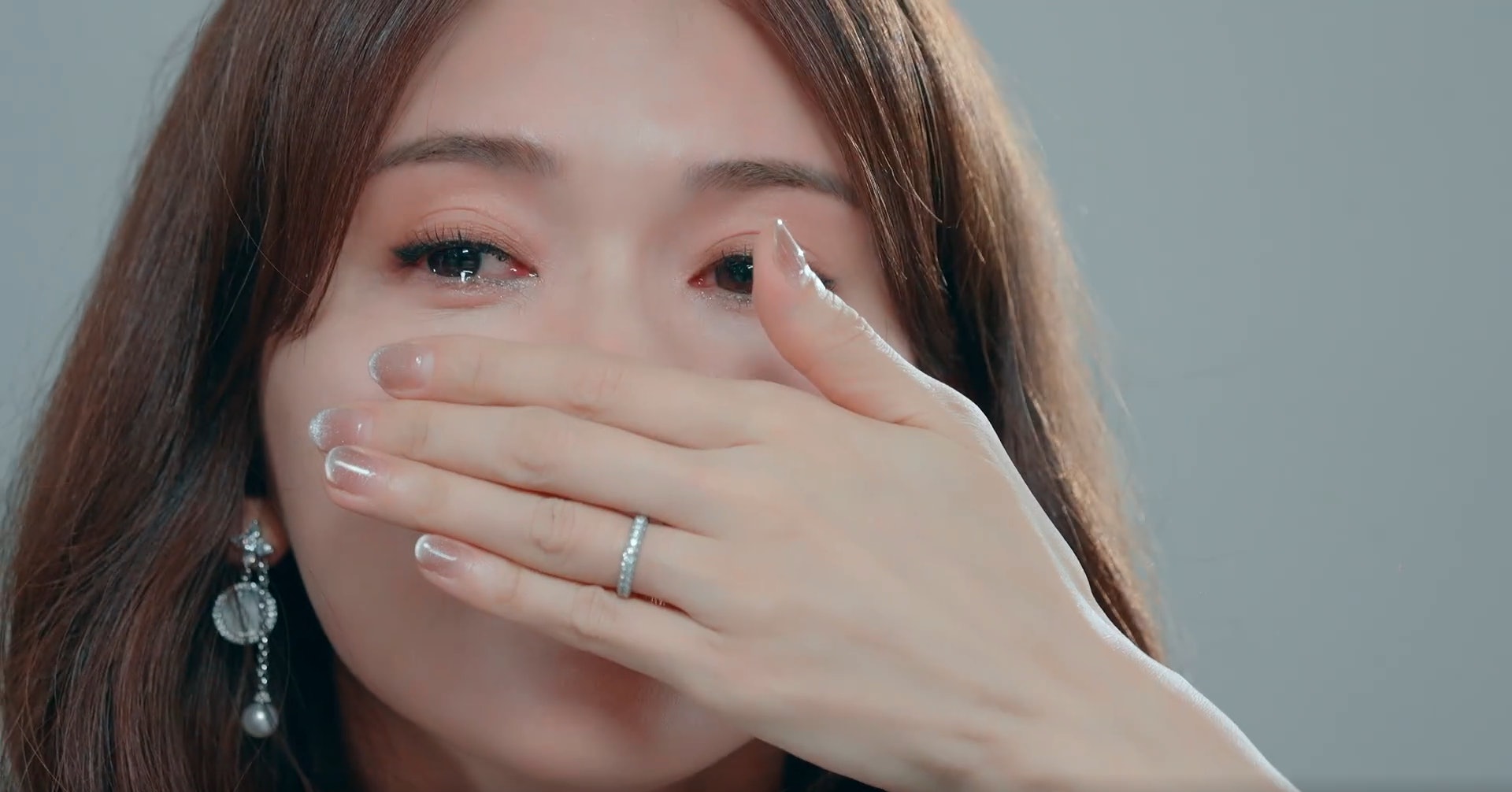 下一秒即落淚。