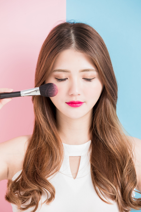 胭脂位置最好掃在偏右位置。