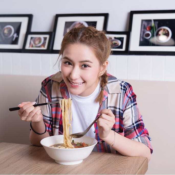 何超蓮自己創業，在灣仔、旺角開設玖五牛肉麵店。