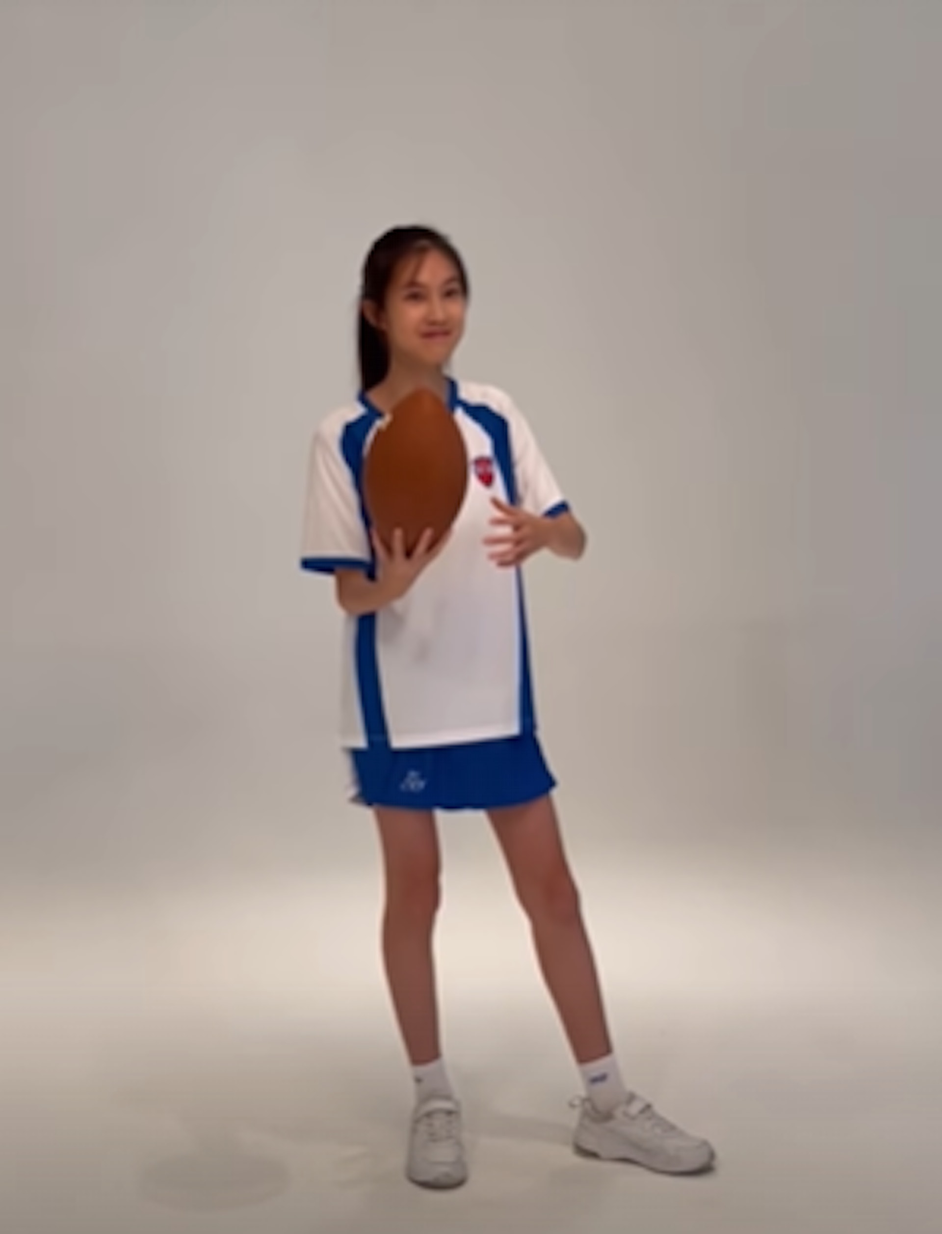 林天若在鏡頭前自信擺pose,毫不怯場!