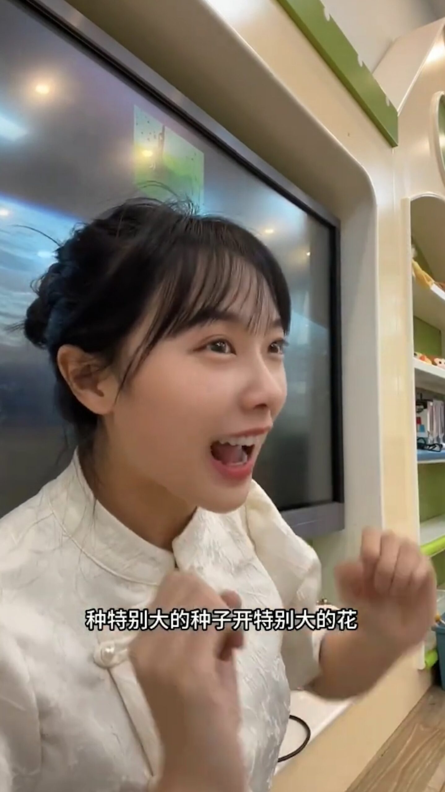 內地幼稚園黃老師憑唱兒歌《小小花園》爆紅。