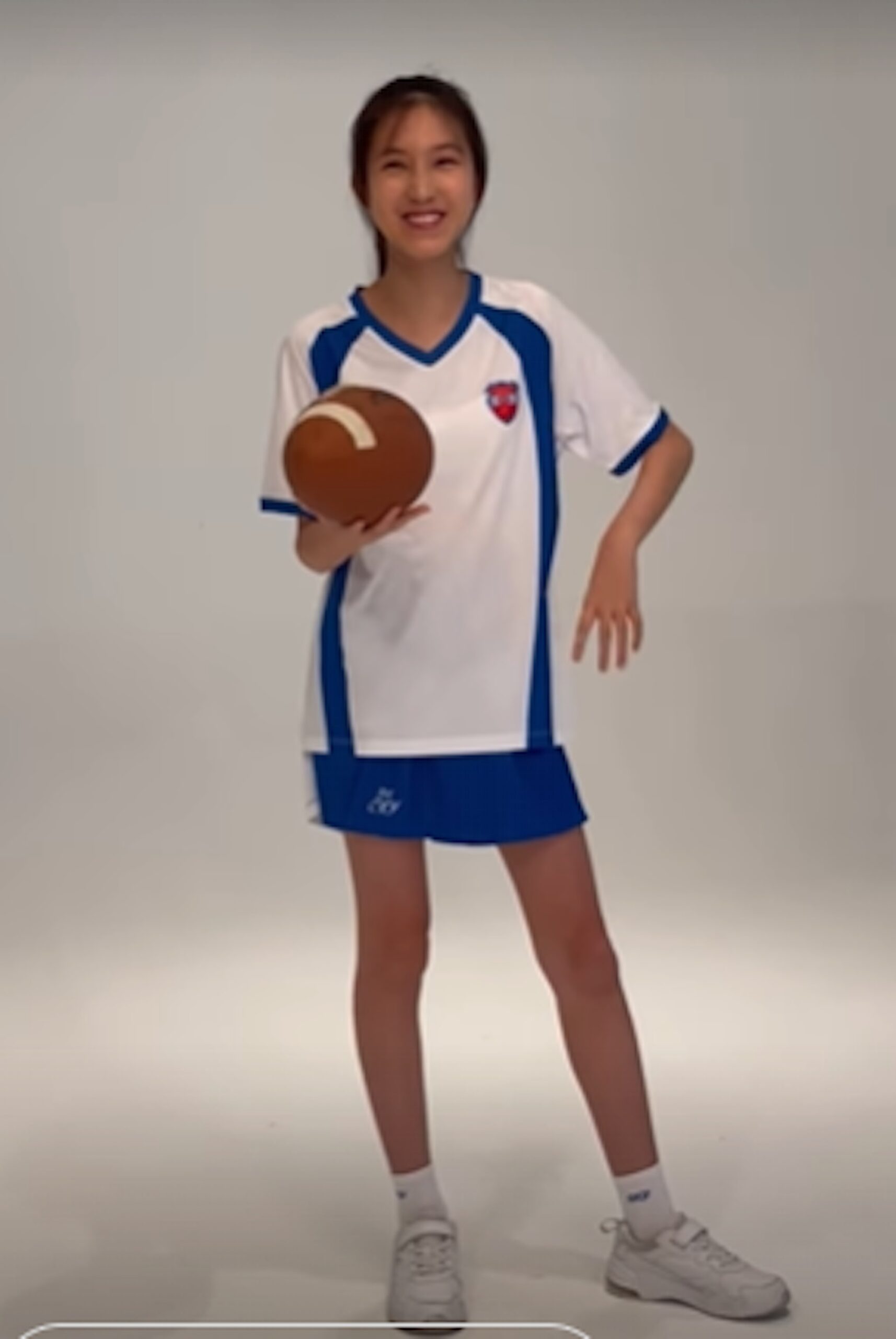 林天若「細細力」拋高勉強接住,然後露出尷尬笑容。