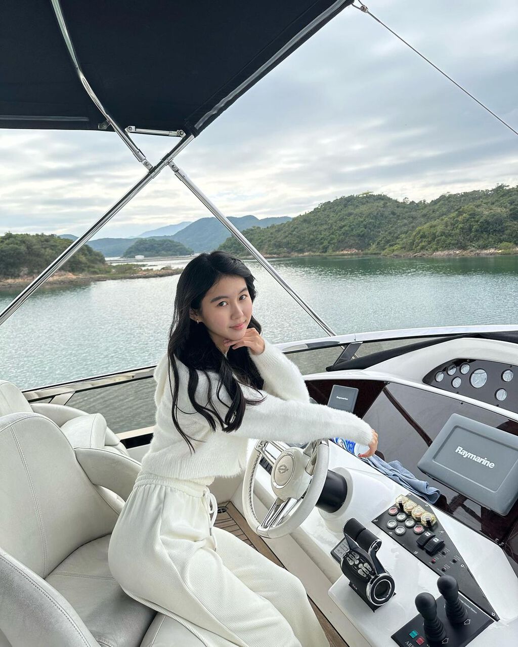 18歲Surine坐遊艇出海