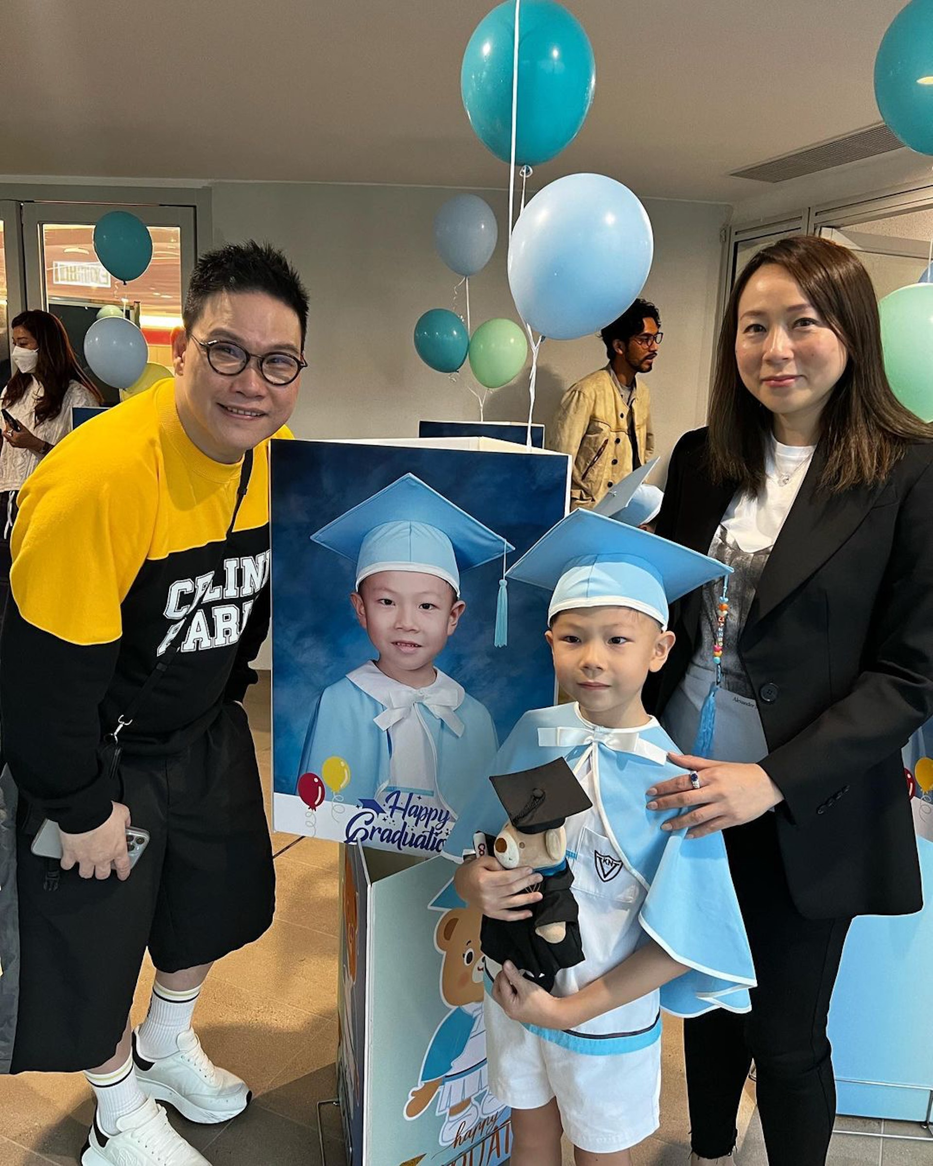 戴上四方帽、披粉藍色畢業袍的Jazz長大不少，身高已經差不多到爸爸蘇永康的心口了。