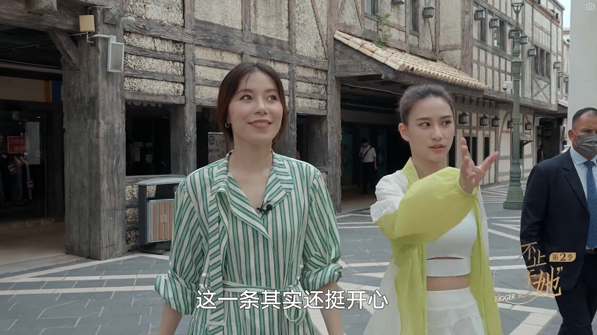 漁人碼頭是澳門首個主題公園、仿歐美漁人碼頭的購物中心，是由何鴻燊、周錦輝花費約19億投資興建。