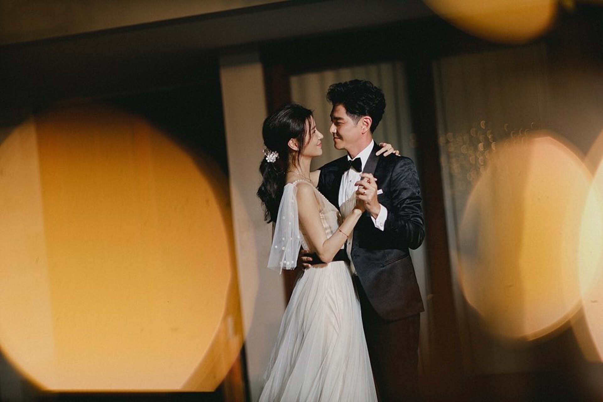 黃翠如以低馬尾配上閃亮髮飾