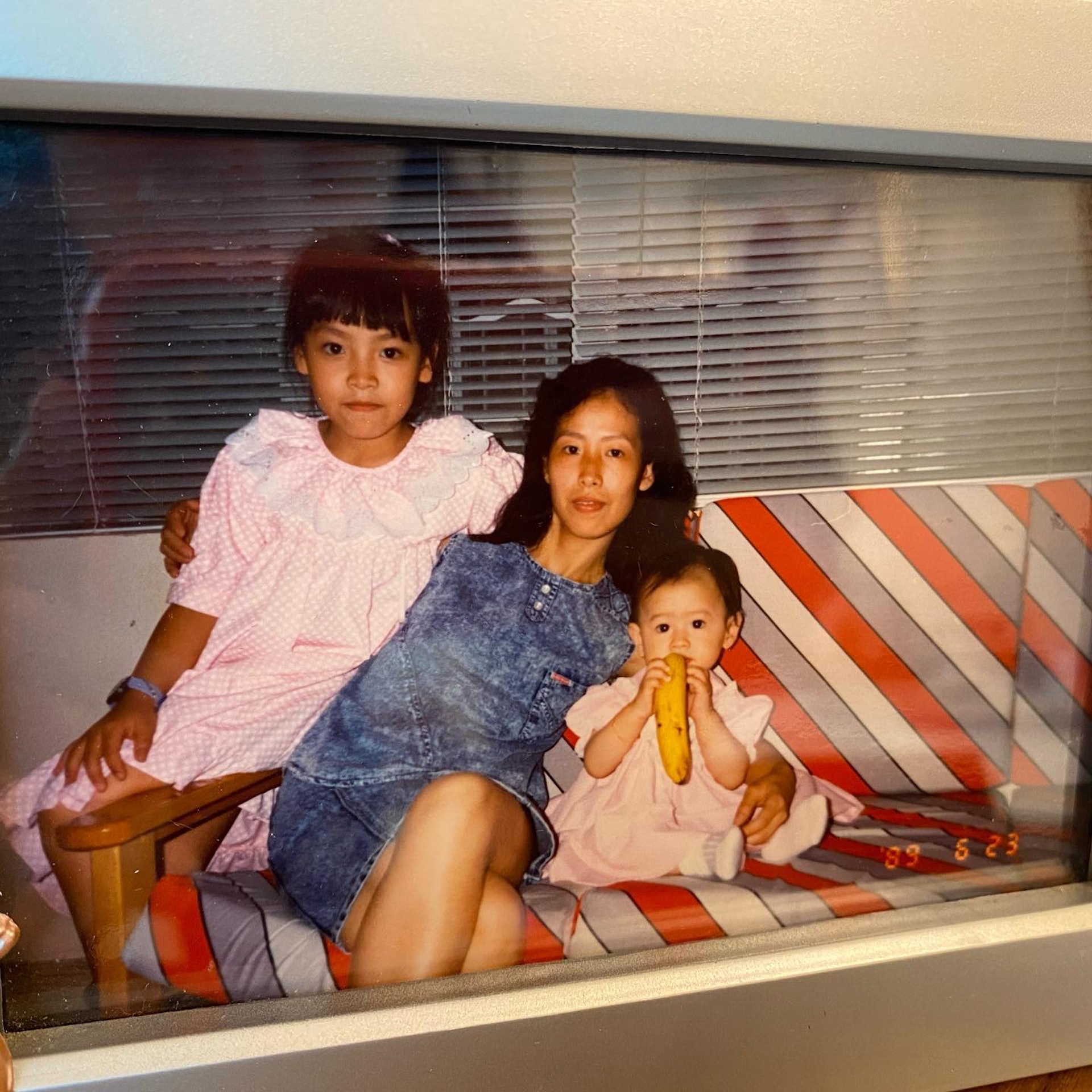 梁洛施自小便與媽媽相依為命。