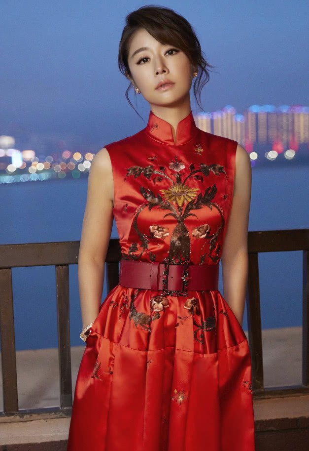 把瀏海打造成手推波紋狀,濃濃的女人味爆發。