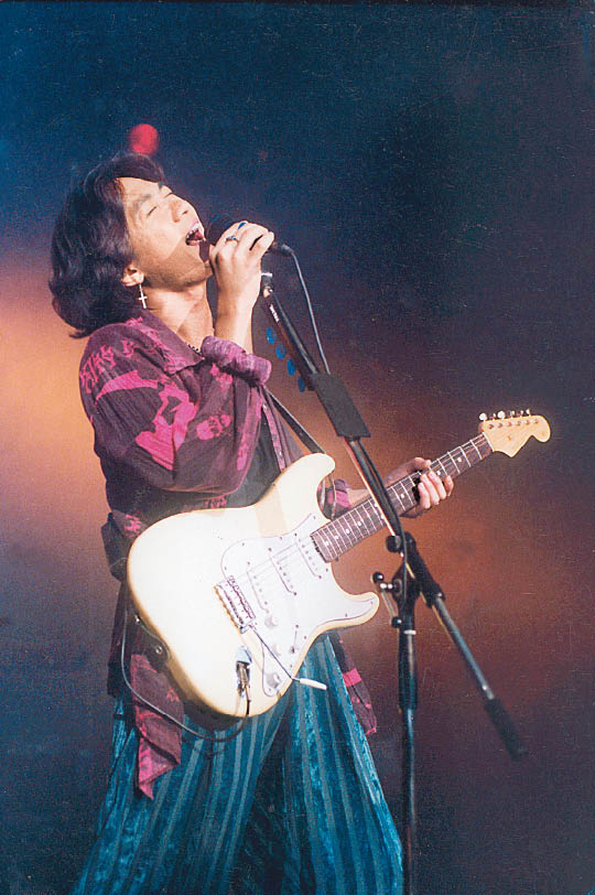 黃家駒不慎從高台上跌下。