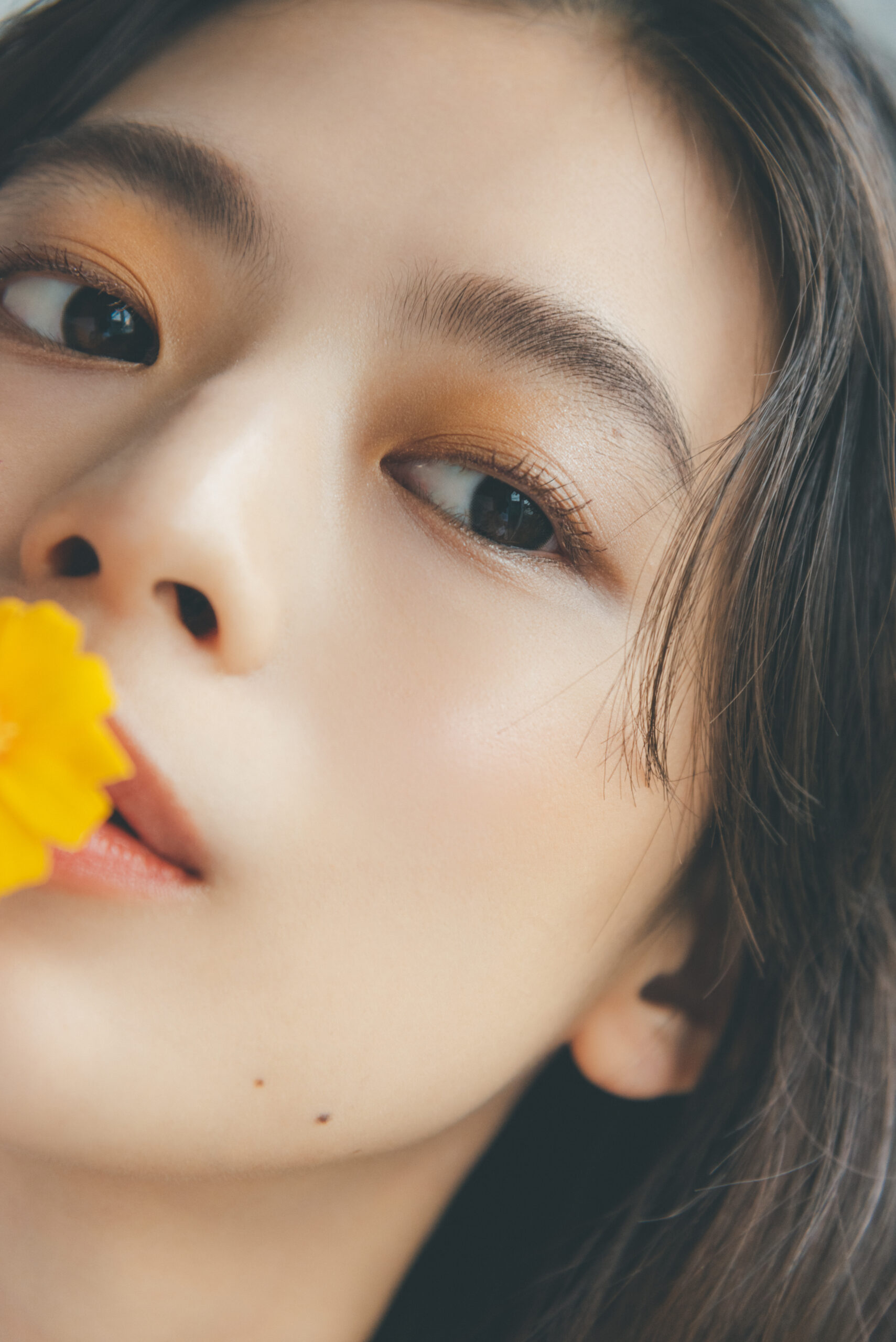 掃上魔束輕盈捲翹睫毛底膏全新07透亮啡，不但更有親和力，與夏日妝容配合更添和諧。