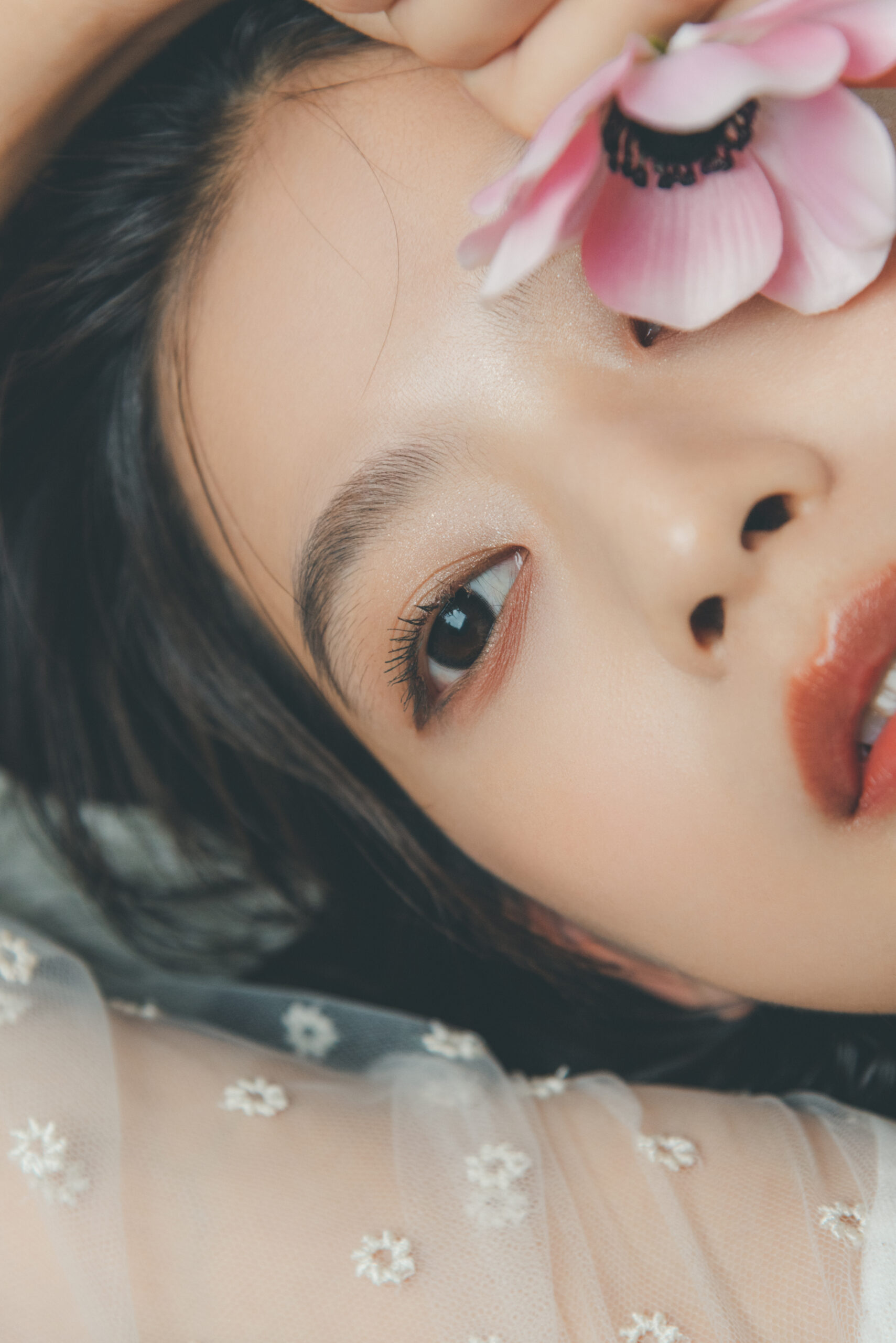 跟眼線及睫毛一樣，眉妝方面也以自然柔和為主，令整體妝效更一致！