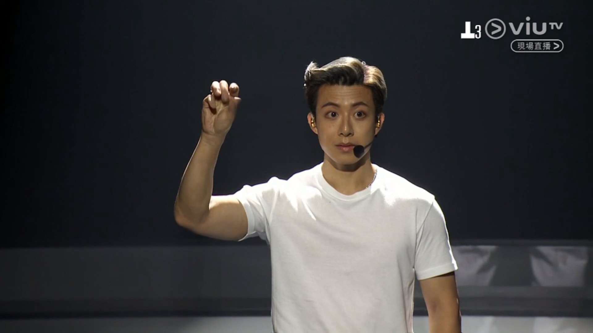 Lyman在第1輪演出時，最後在台上以做手語。