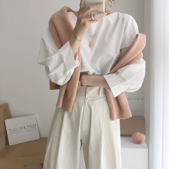 在配飾的選擇上也要遵循簡潔的原則。在基本款式的配搭下選擇簡約配飾