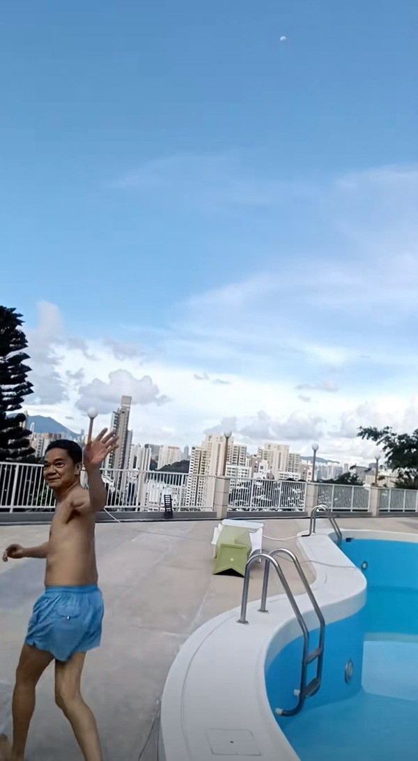 黃光亮赤腳圍著泳沲邊跑10至20分鐘,更邊跑邊向鏡頭揮手。