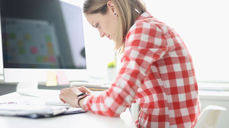 長期的彎腰駝背不僅會影響身體健康,還會讓人看起來缺乏自信和精神。