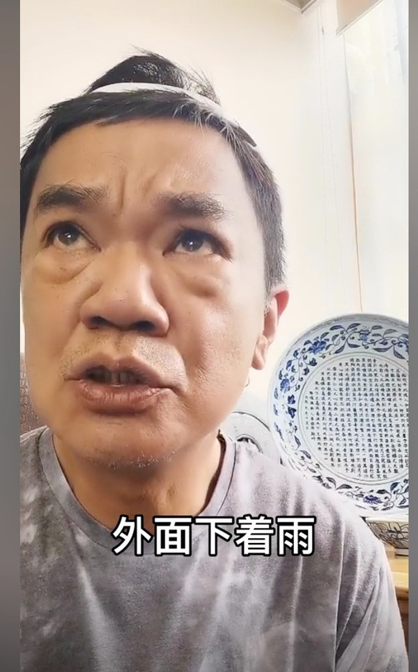 有很多中式擺設。