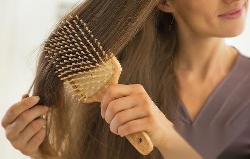 梳頭對頭皮好處多,除了能夠刺激頭皮、促進血液循環之外,亦能減輕壓力和減少脫髮幫助生長。