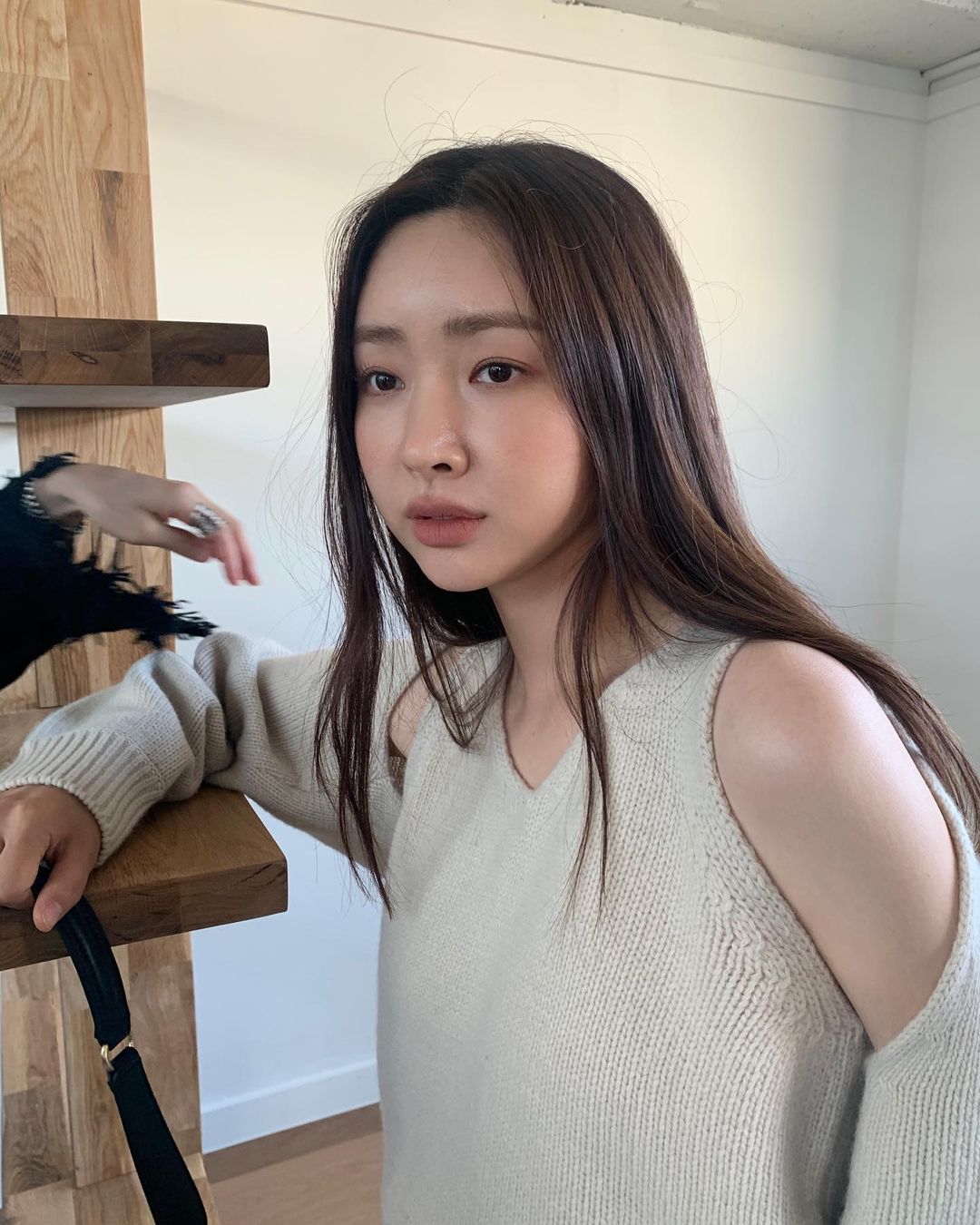 在Clean fit風格的穿搭中，顏色選擇非常重要。建議選擇簡約低飽和度的色彩