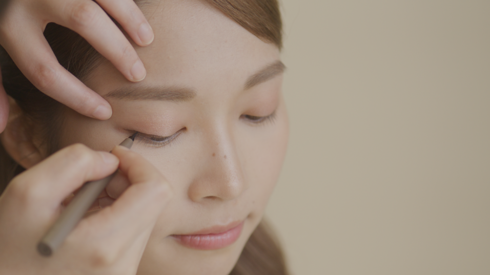 於外眼角勾勒自然微透明的眼線，能令整個眼妝看起來更自然通透。