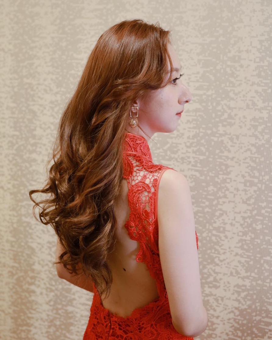 將頭髮打造成大S的波浪捲髮。