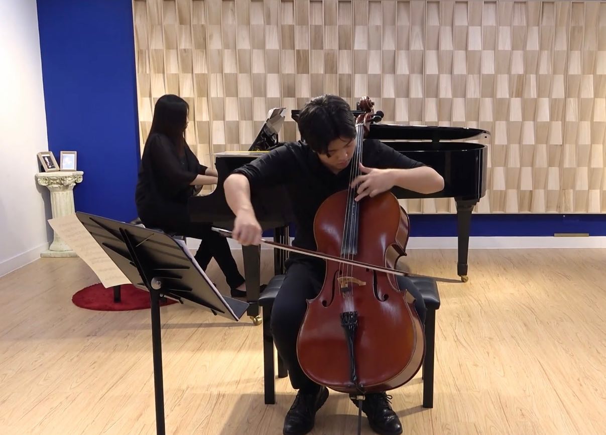 譚耀文大仔Daniel遺傳了爸爸藝術天份，自小學大提琴。