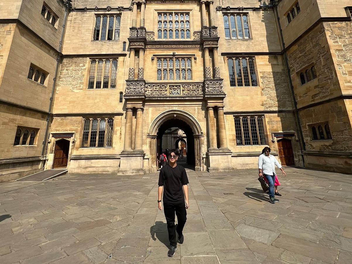 譚耀文的大仔被選中到英國倫敦交流。