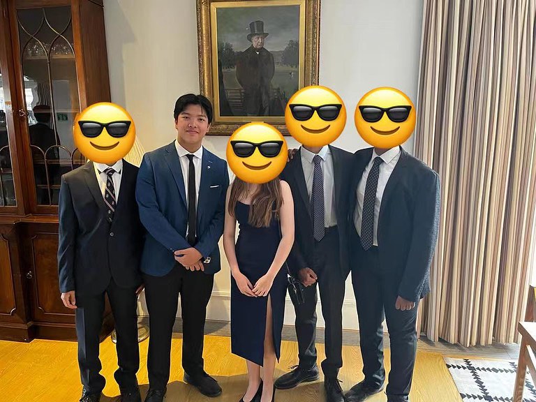 譚耀文的大仔Daniel身穿藍色西裝，斯斯文文甚有英倫紳士風度，儼如一個小大人。