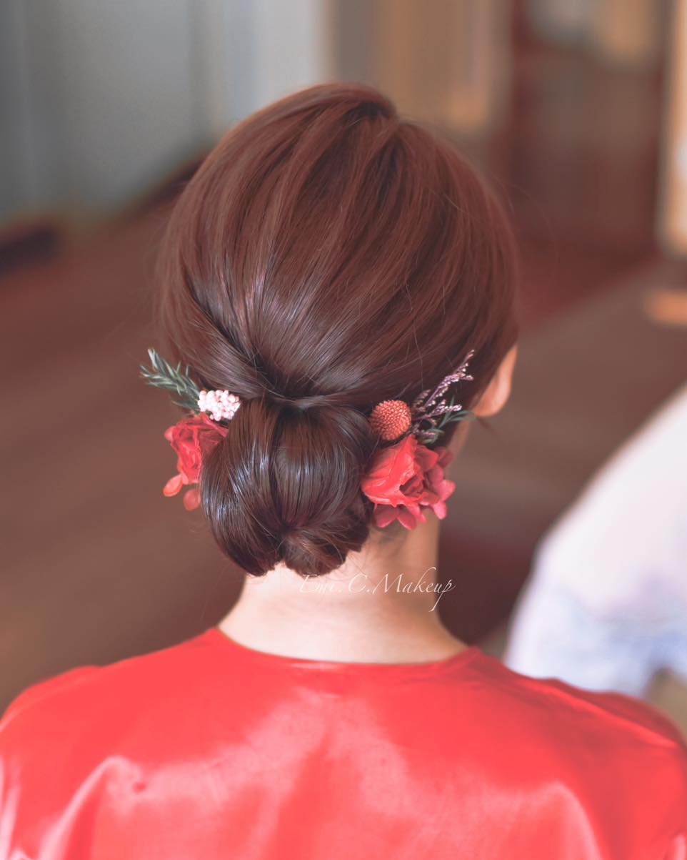 大多數女生會選擇帶有喜慶感的紅色、金色作結婚旗袍的選色,而頭飾偏向同色系搭配往往是最穩陣的選擇。