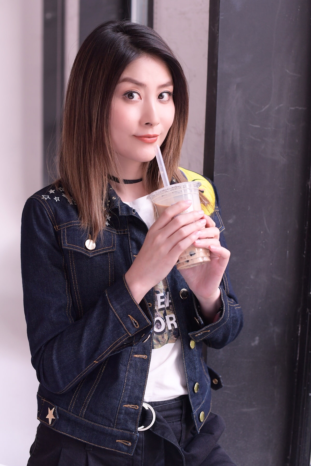 三白眼是三面露出來的眼白很多。