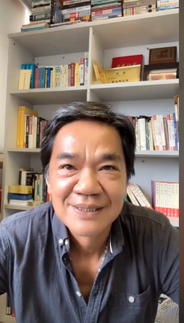 黃光亮有閱讀的習慣,書房有很多不同類型的書籍。