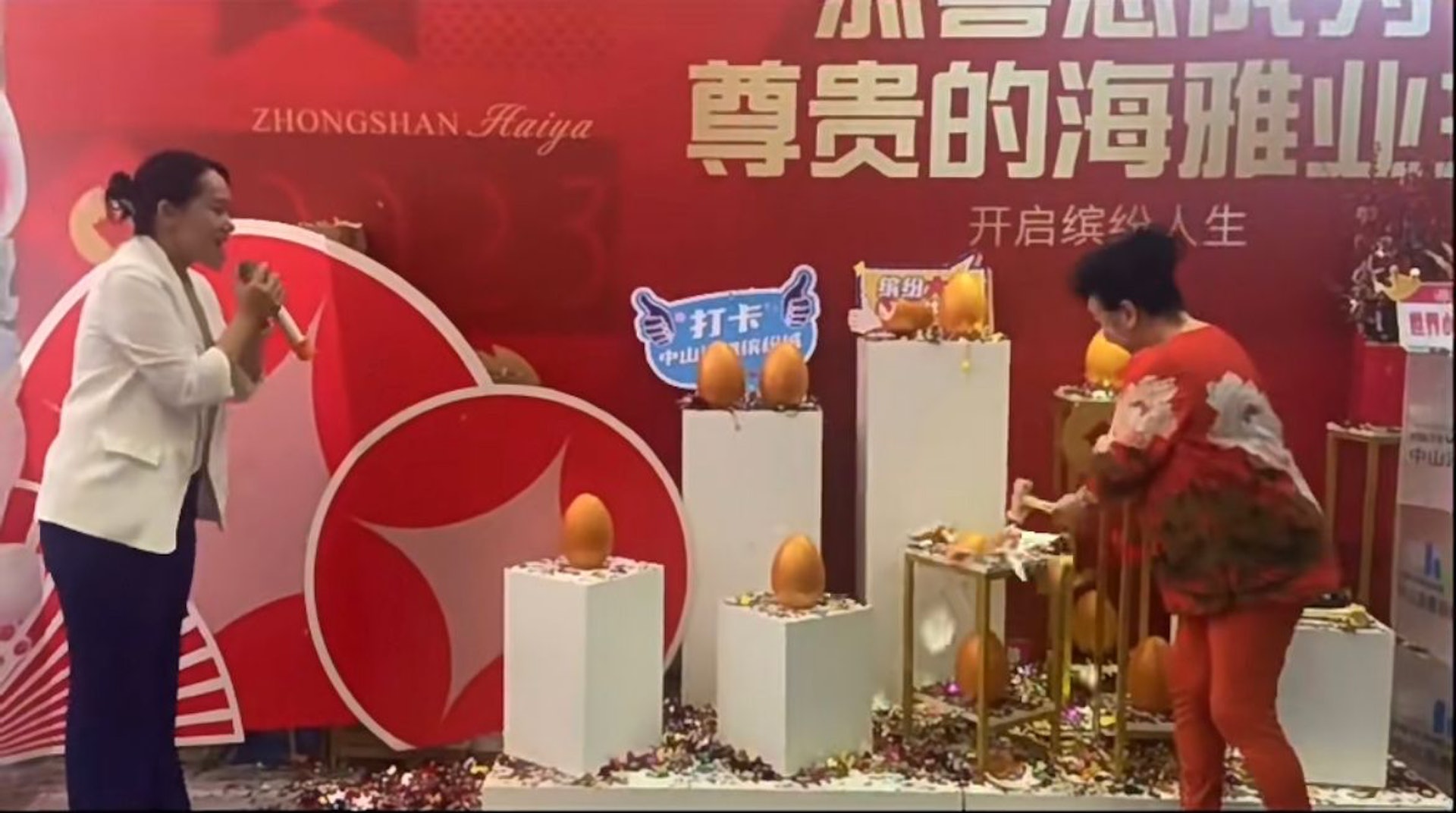 在主持人倒數完後,薛家燕即用錘仔打爆金蛋。