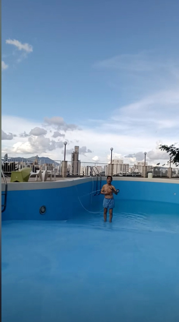 黃光亮單人四馬清洗一個大泳池。