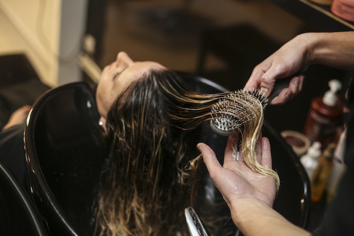 在洗頭時使用。