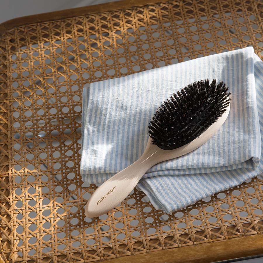 將頭皮按摩梳放在乾燥的地方,遠離潮濕和陽光直射的地方。