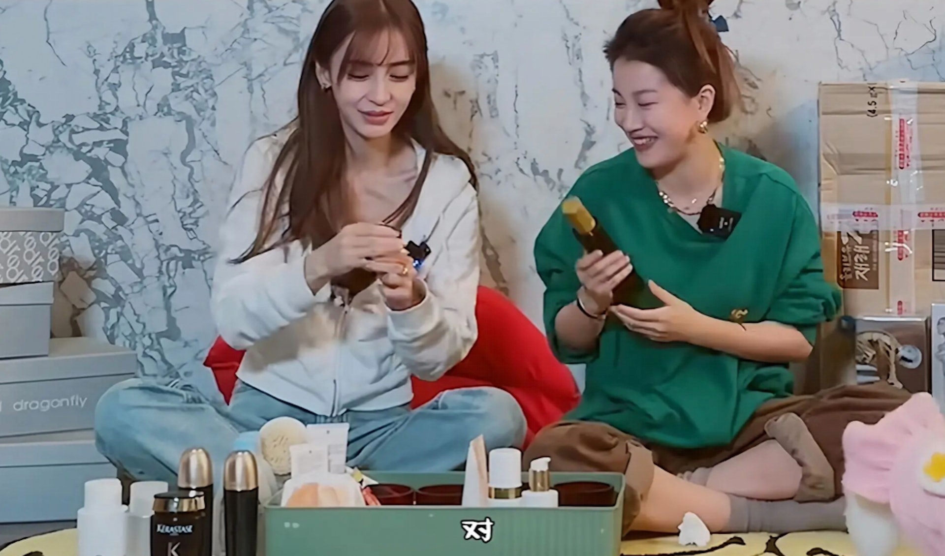 最近Angelababy接受內地網紅李嘉格的訪問，她首次公開愛用護膚好物。