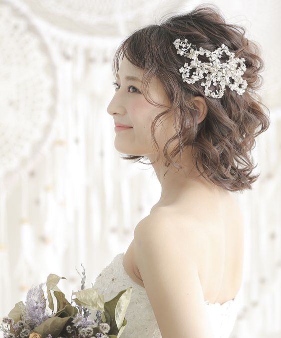 利用頭頂的蓬鬆感、兩側不對稱的髮絲來拉長面形的線條,修飾包包面感覺。