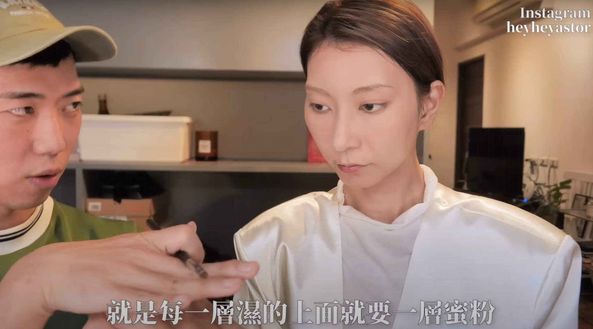 「三文治遮瑕法」少量多次。