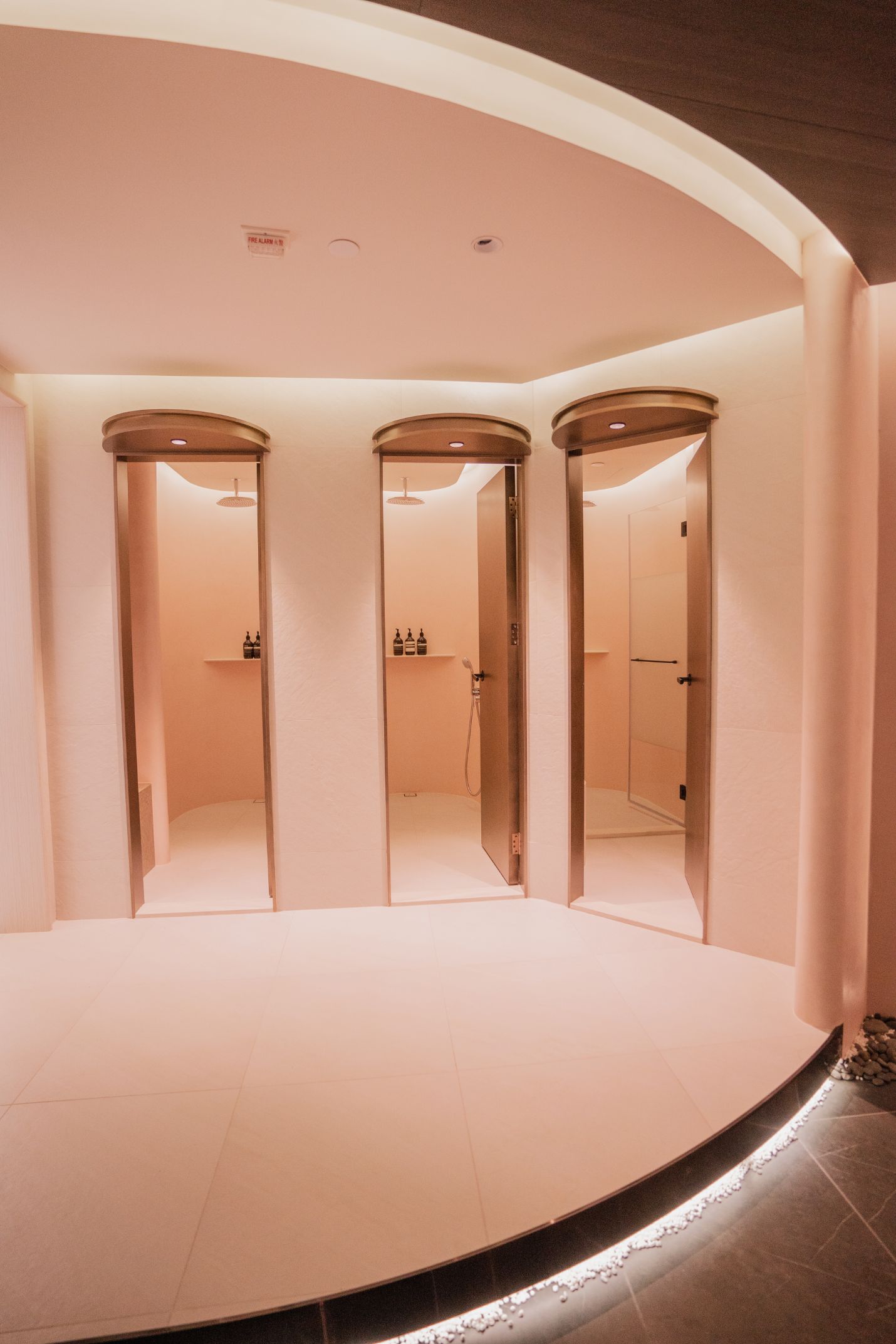 設計時尚愜意猶如置身高級水療中心的男女淋浴更衣間、女士尊享的化妝間