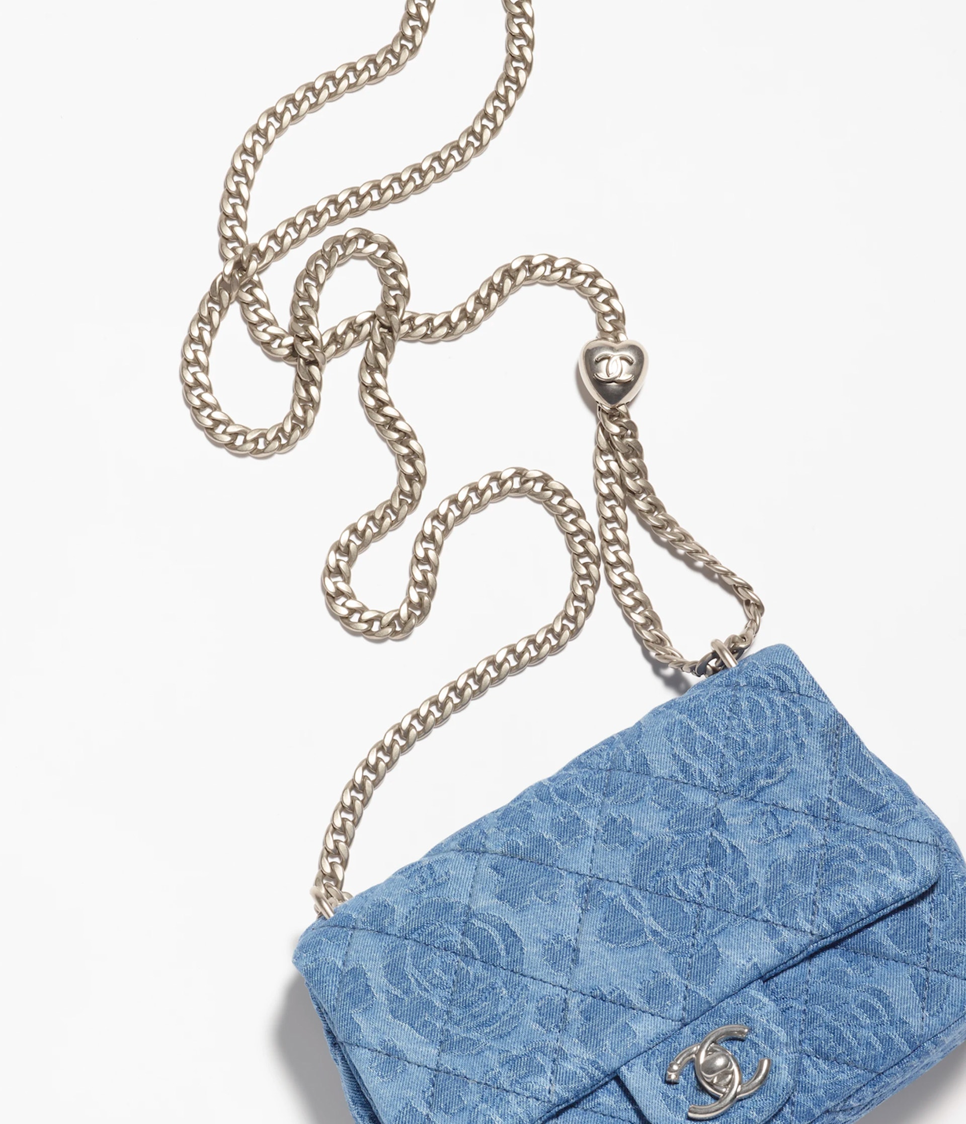 品牌標誌的「雙C」Logo換上愛心扣。