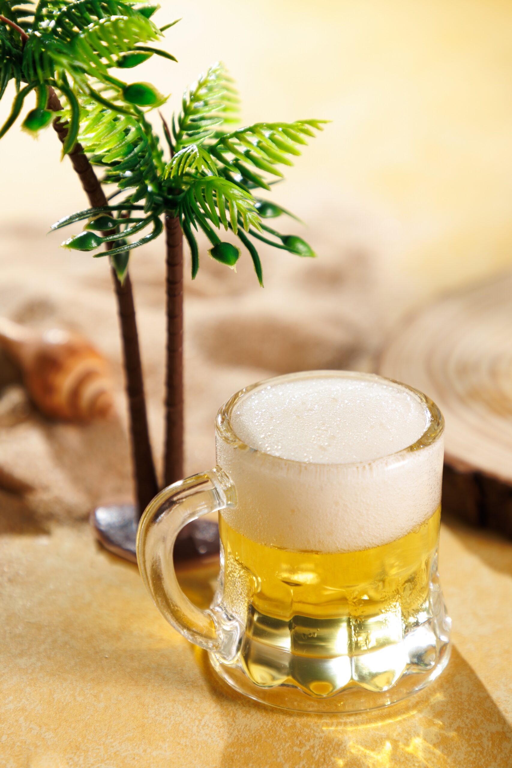 以迷你啤酒杯盛載的接骨木花蘋果酒啫喱
