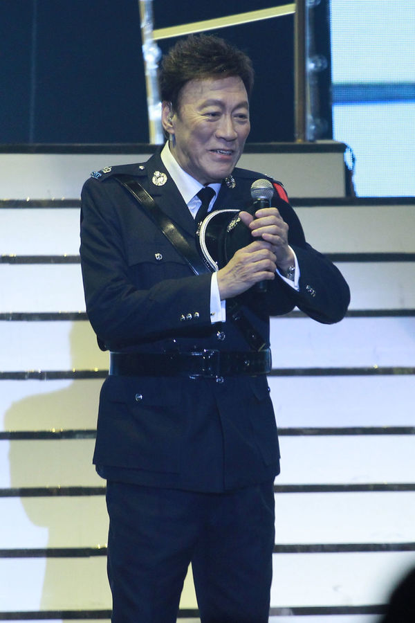 現年78歲的陳欣健縱橫娛樂圈40多年，由警界撈到演藝界。