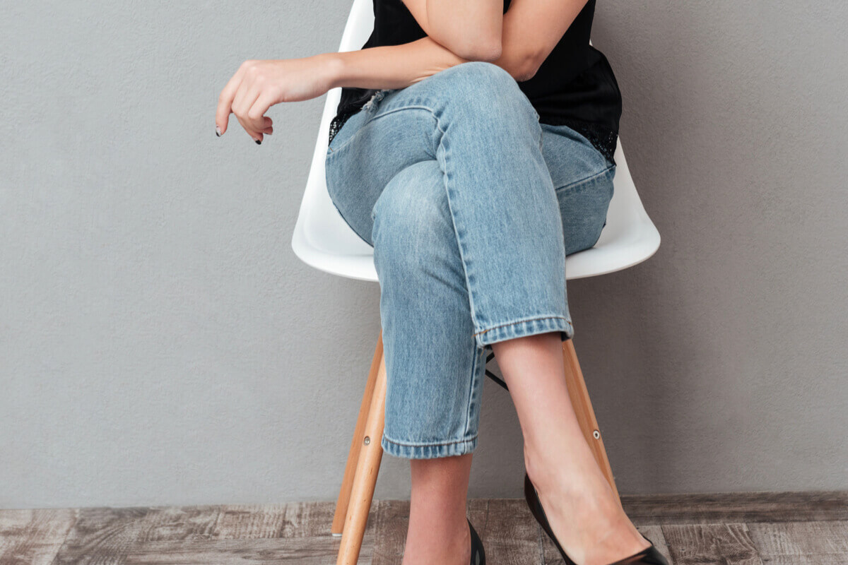 長期翹腳容易導致腰部和膝關節的問題。