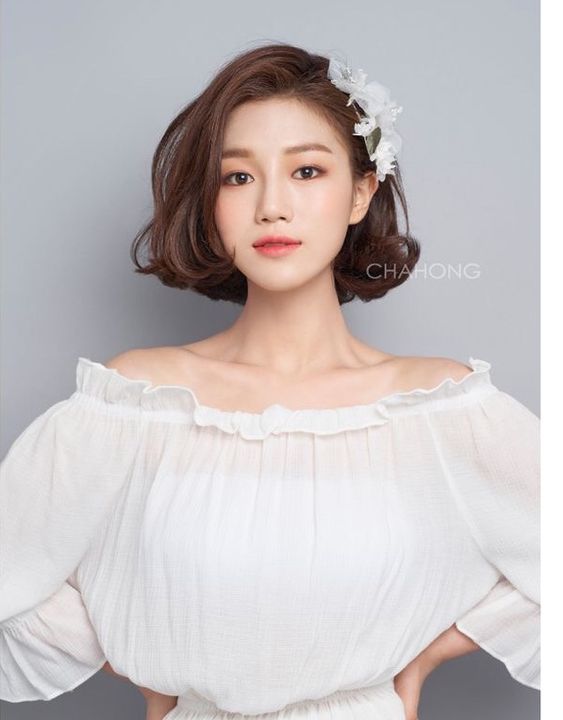 瓜子面的女生都是根據其髮量、額線來嘗試不同的髮型。