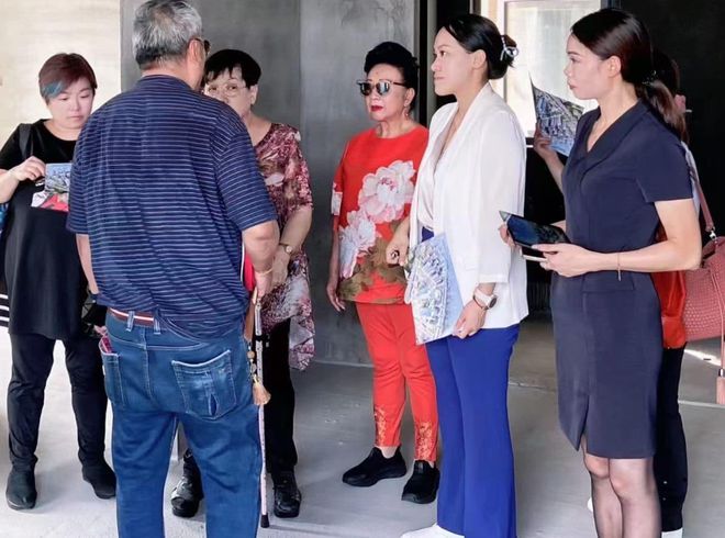 薛家燕帶好友陪同去收樓。