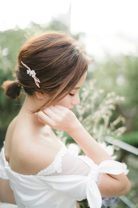 利用小巧細緻和簡潔俐落的髮飾為髮型加上亮點。