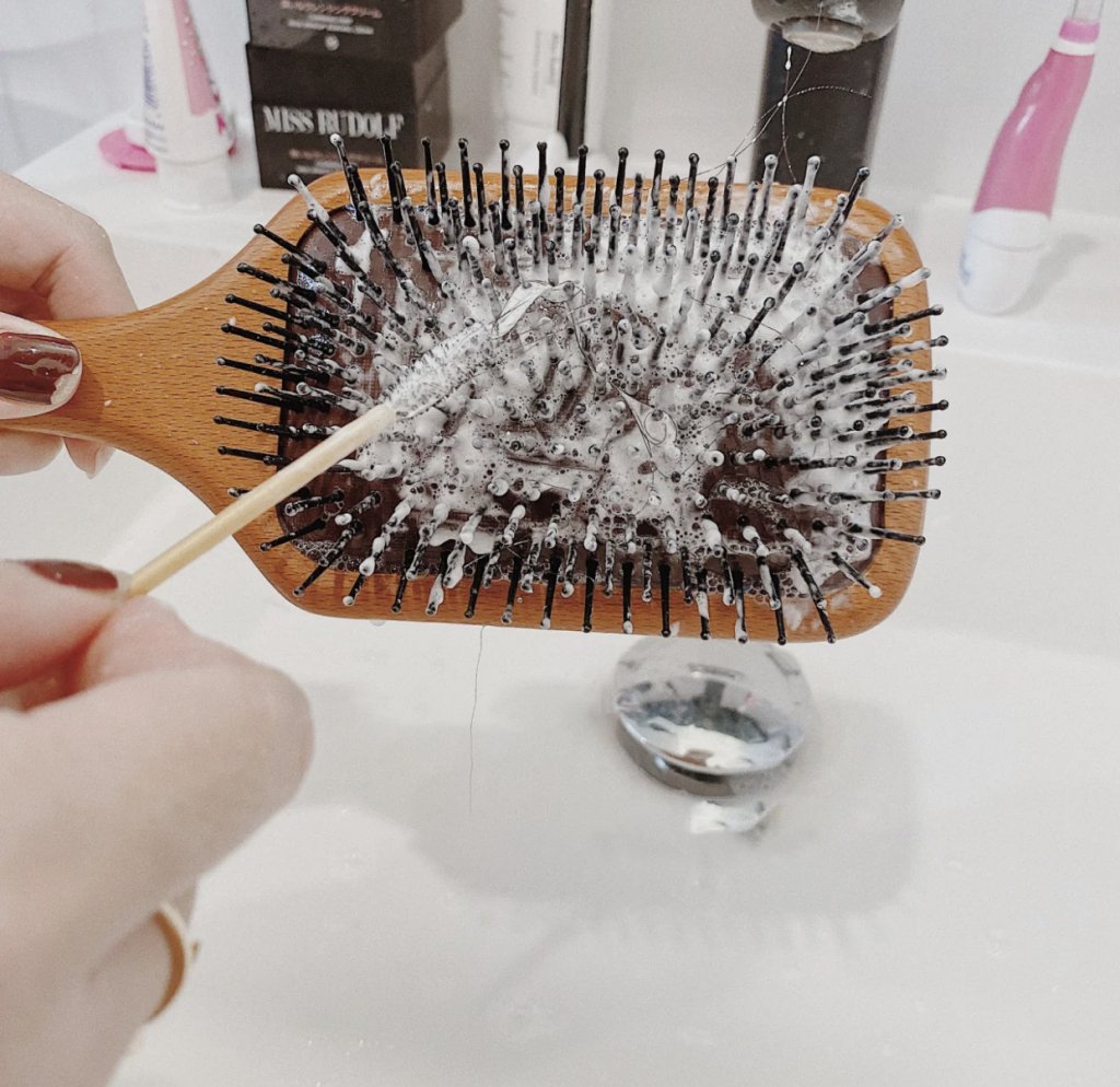 用一些溫和的番梘或洗頭水清潔梳子。