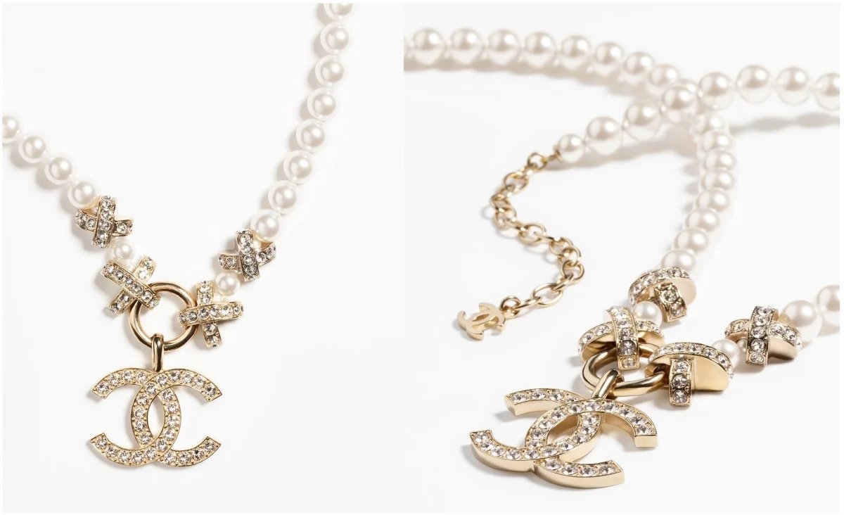 這款 CHANEL 金屬珍珠水晶雙C吊墜項鍊以金屬和玻璃珍珠組合而成,設有4顆「X」型水鑽金屬裝飾,中間則是品牌標誌性的「雙C」Logo 吊墜。